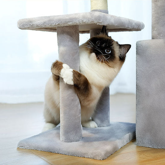 arbre a chat bois avec un chat qui agrippe le poteau